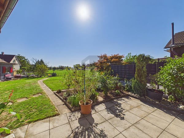 GROSSER GARTEN MIT BLICK IN DIE GRÜNE NATUR