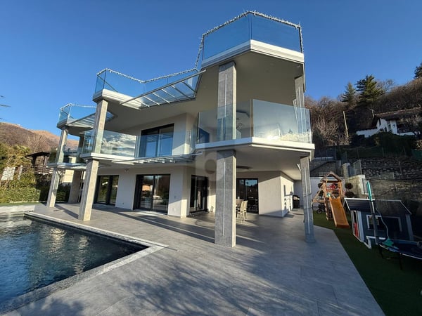 MODERNA ED ELEGANTE CON PISCINA E VISTA