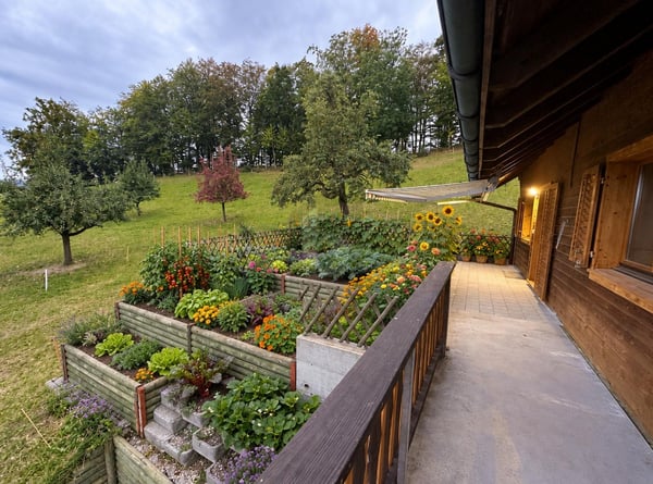 MIT NEUER KÜCHE UND UNVERBAUBAREM AUSBLICK