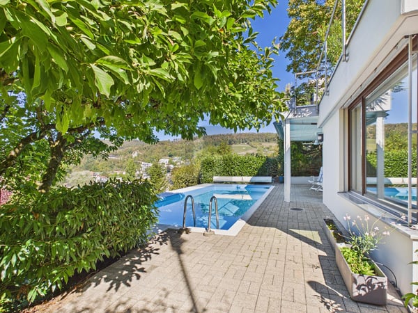 HOCHWERTIG MIT EIGENEM POOL UND PANORAMABLICK
