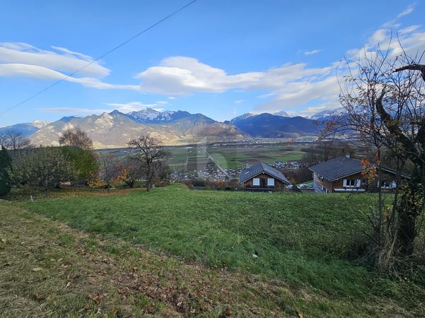 TRÈS ENSOLEILLÉ AVEC VUE SUR LES MONTAGNES 5