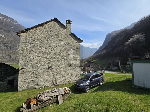 SPAZIOSO E SOLEGGIATO CON AMPIO TERRENO 3