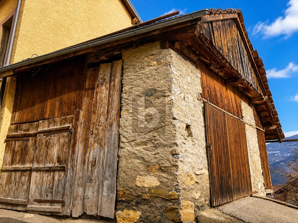 EN VILLAGE, AVEC GRANGE ET GRAND POTENTIEL 5