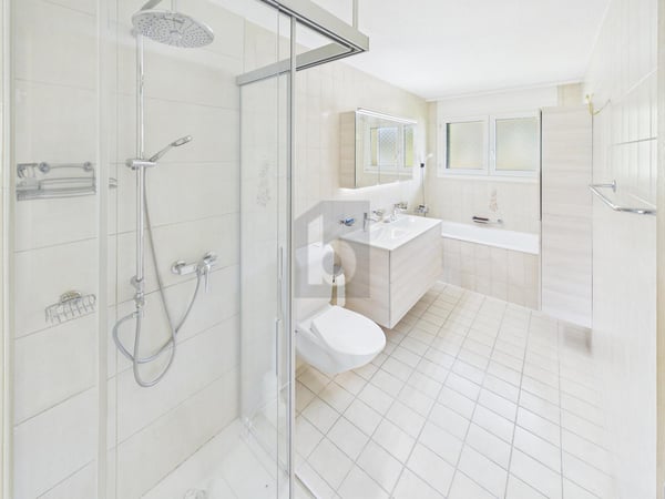 NEU RENOVIERT, GROSSZÜGIG UND MIT AUSSICHT 4
