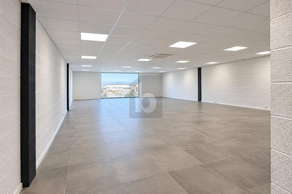 LOCAL COMMERCIAL / SHOWROOM DE 131 M² UTILE 3