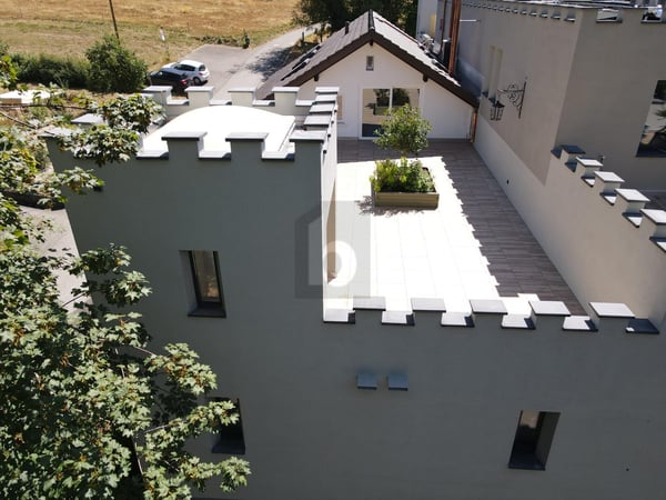 2 ZIMMER DACHWOHNUNG MIT BURGCHARAKTER 1