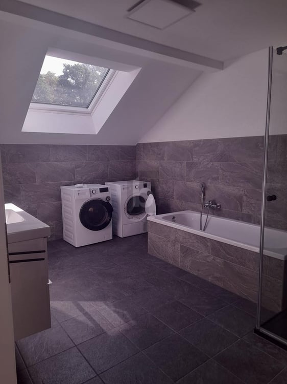2 ZIMMER DACHWOHNUNG MIT BURGCHARAKTER 3