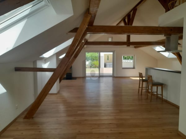 2 ZIMMER DACHWOHNUNG MIT BURGCHARAKTER 2