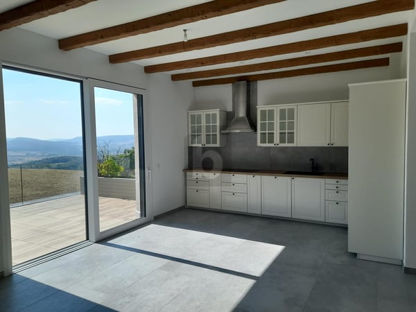3.5 ZIMMER ATTIKA MIT EINZIGARTIGEM BURGCHARAKTER 3