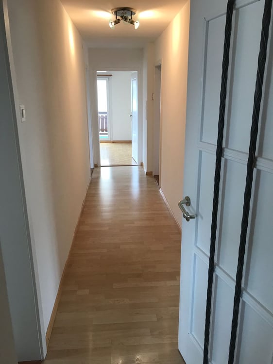 ruhige und schöne 4 Zimmer Wohnung mit Balkon 2