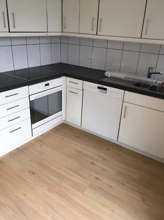 schöne und moderne 2.5 Zimmer Wohnung mit grosser Terrasse (30m2) und Seesicht 4