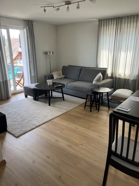 schöne und moderne 2.5 Zimmer Wohnung mit grosser Terrasse (30m2) und Seesicht 2