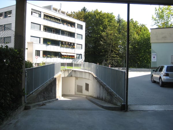 Einstellplatz in Tiefgarage an Top Lage in Zürich-Seebach 2