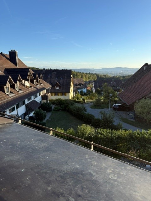 3 1/2-Zimmer-Maisonette-Wohnung mit traumhafter Weitsicht mitten im Golfparadies