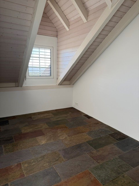 3 1/2-Zimmer-Maisonette-Wohnung mit traumhafter Weitsicht mitten im Golfparadies 12