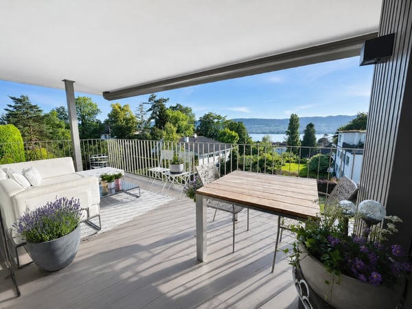 Helle 4.5-Zimmerwohnung mit Seeblick in Küsnacht 2