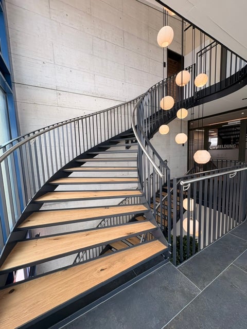 Modernes, lichtdurchflutetes Büro