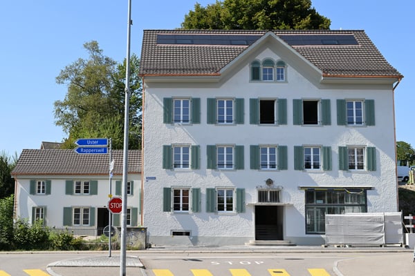 Charmante 5.5-Zimmer-Wohnung mit Kachelofen und Fischgrätparkett 1