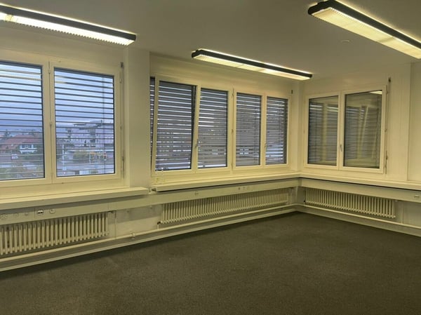 Attraktive Büro- und Gewerbeliegenschaft in Suhr 2