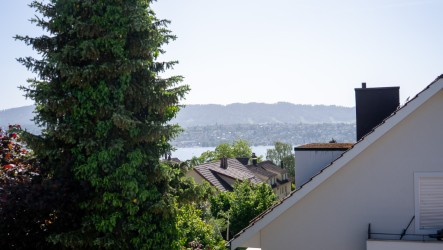 Charmante 4-Zimmer-Dachwohnung mit Seesicht in Küsnacht ZH 1