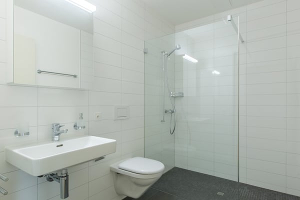 Moderne 2.5-Zimmer-Terrassenwohnung mit Aussicht in Bonstetten 3