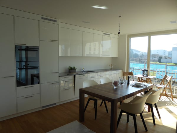 Moderne 2.5-Zimmer-Terrassenwohnung mit Aussicht in Bonstetten 2