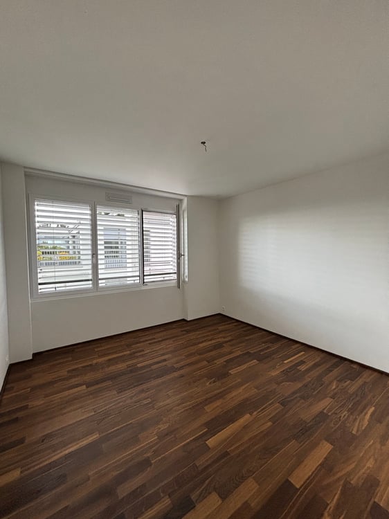 Helle 4.5-Zimmer-Wohnung mit Balkon an ruhiger Lage in Zürich 8044 5