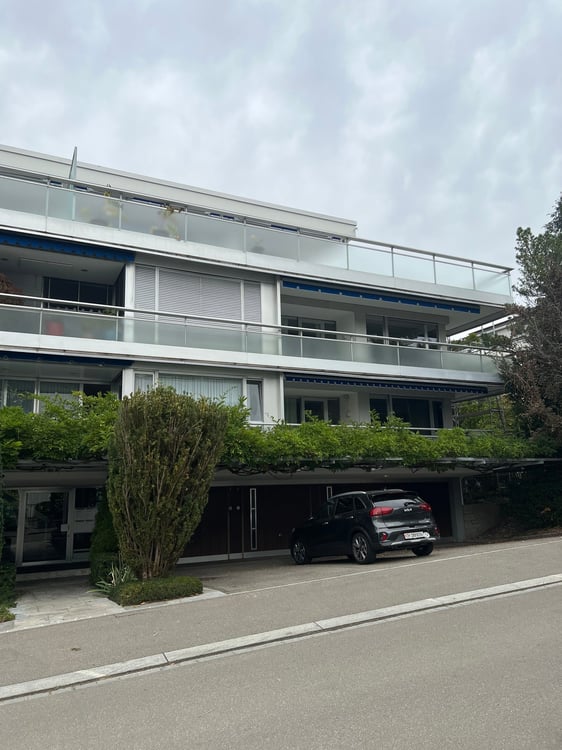 Geräumige 5-Zimmer-Wohnung mit Balkon und schöner Aussicht in Zürich-Fluntern