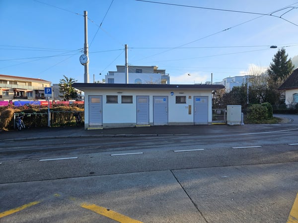 Lager direkt an Tramhaltestelle 1