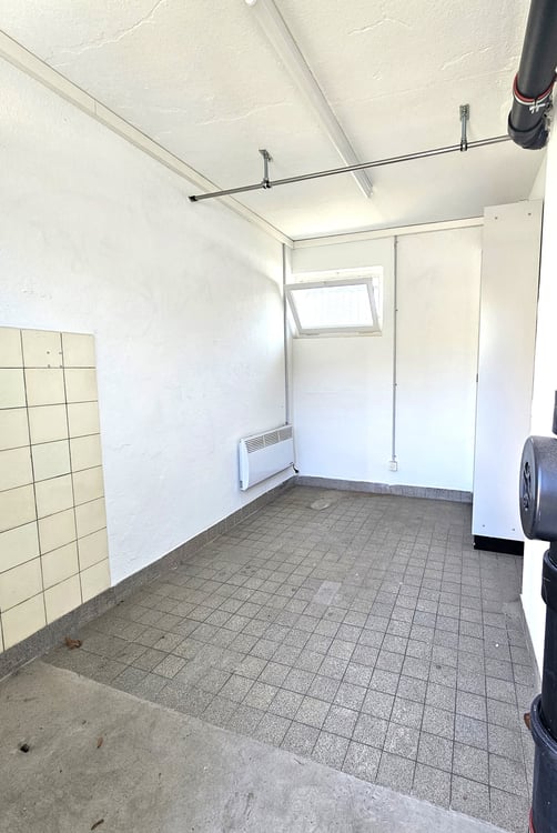 Lager direkt an Tramhaltestelle 2