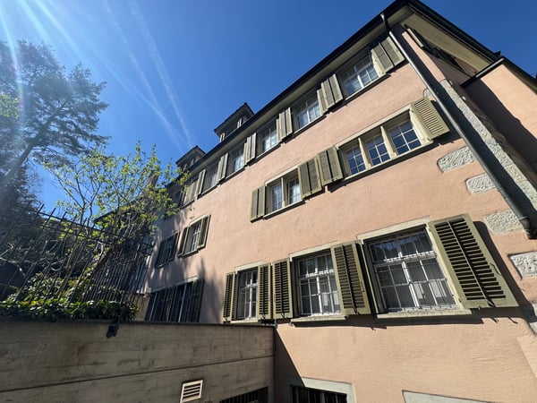 Charmante 3.5-Zimmer-Dachwohnung mitten in der Zürcher Altstadt