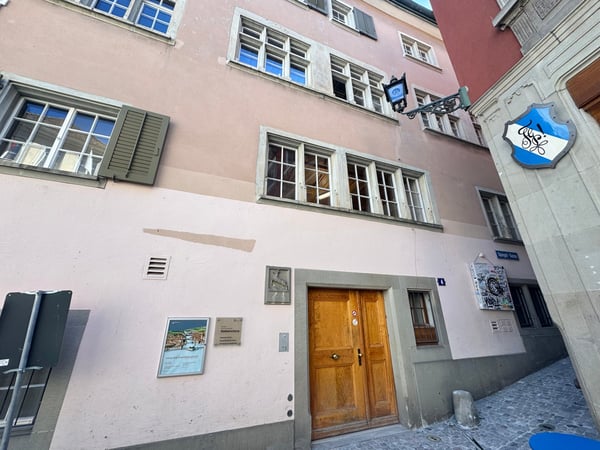 Charmante 3.5-Zimmer-Dachwohnung mitten in der Zürcher Altstadt 2