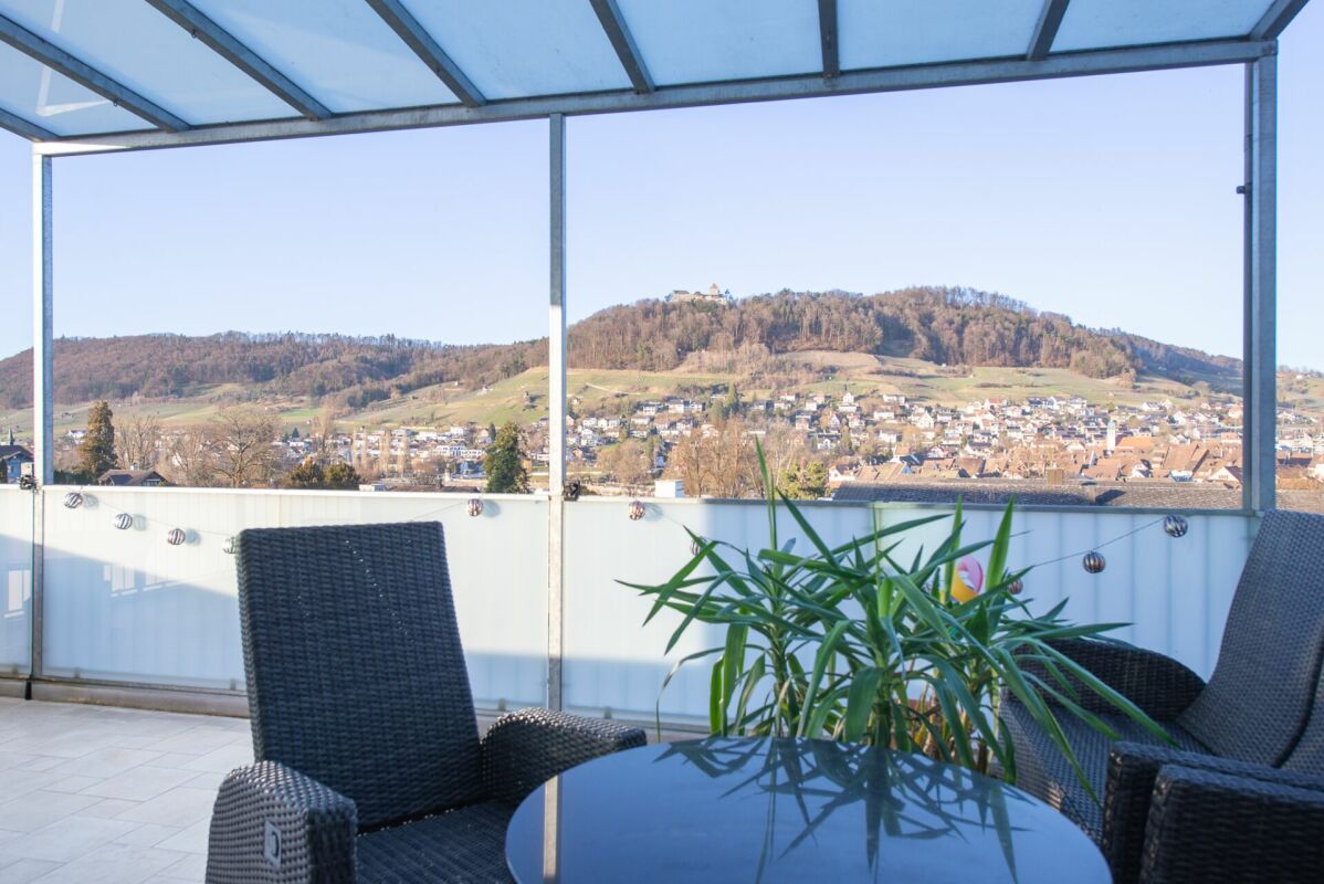 Moderne 4.5-Zimmer-Wohnung mit grossem Balkon - nur wenige Schritte vom Bahnhof