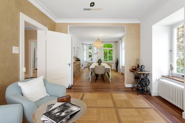 Grossartige Stadtvilla in idyllischer Umgebung mit viel Baulandreserve 2