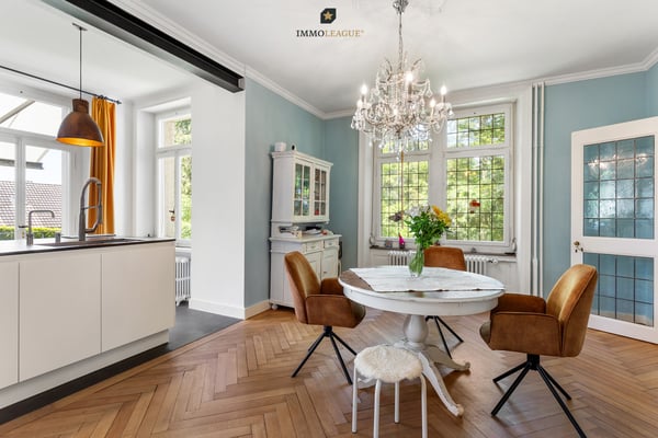 Grossartige Stadtvilla in idyllischer Umgebung mit viel Baulandreserve 3