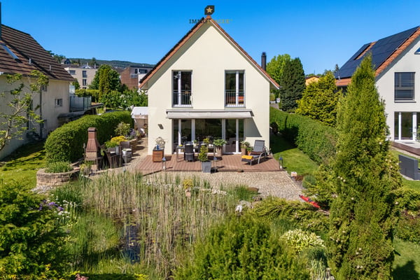 Seltene Seeliegenschaft mit parkähnlicher Gartenlandschaft. 2