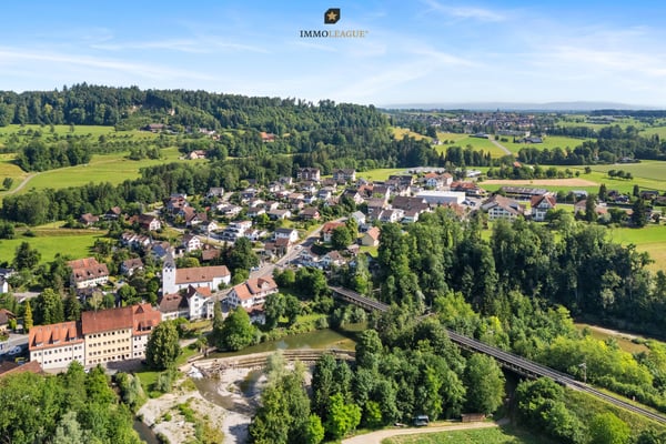Ruhig wohnen. Vielseitig leben. 2 Wohneinheiten unter einem Dach. 5