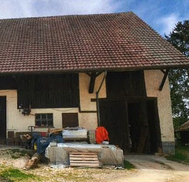 *Wohn- und Landwirtschaftsgebäude mit Bienenhaus*