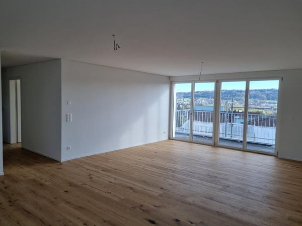 Moderne 2.5-Zimmer-Dachwohnung mit Balkon in Buchs ZH