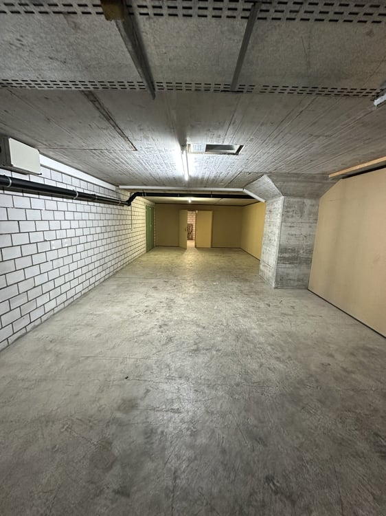 Lagerraum mit grossem Warenaufzug in Liegenschaft 2