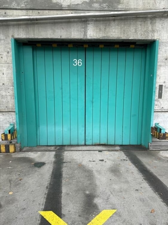 Lagerraum mit grossem Warenaufzug in Liegenschaft 3