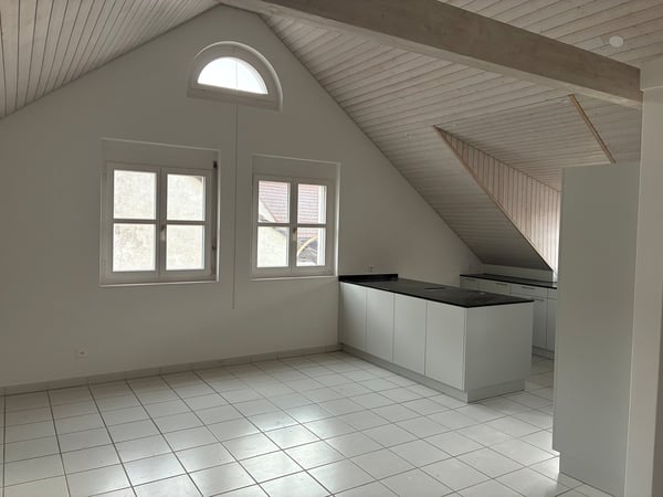 Charmante 3.5-Zimmer-Dachwohnung an ruhiger Lage in Würenlingen 1