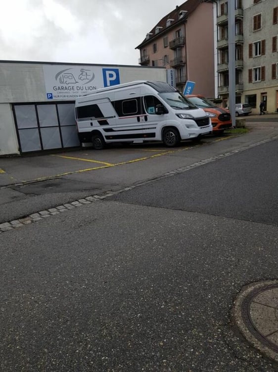 6 Parkplätze an Shell Station Tavannes zu vermieten / 6 places de parkings à louer 1