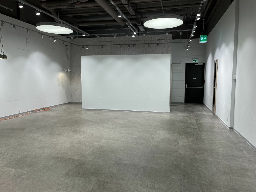 Attractive sales and service area for rent