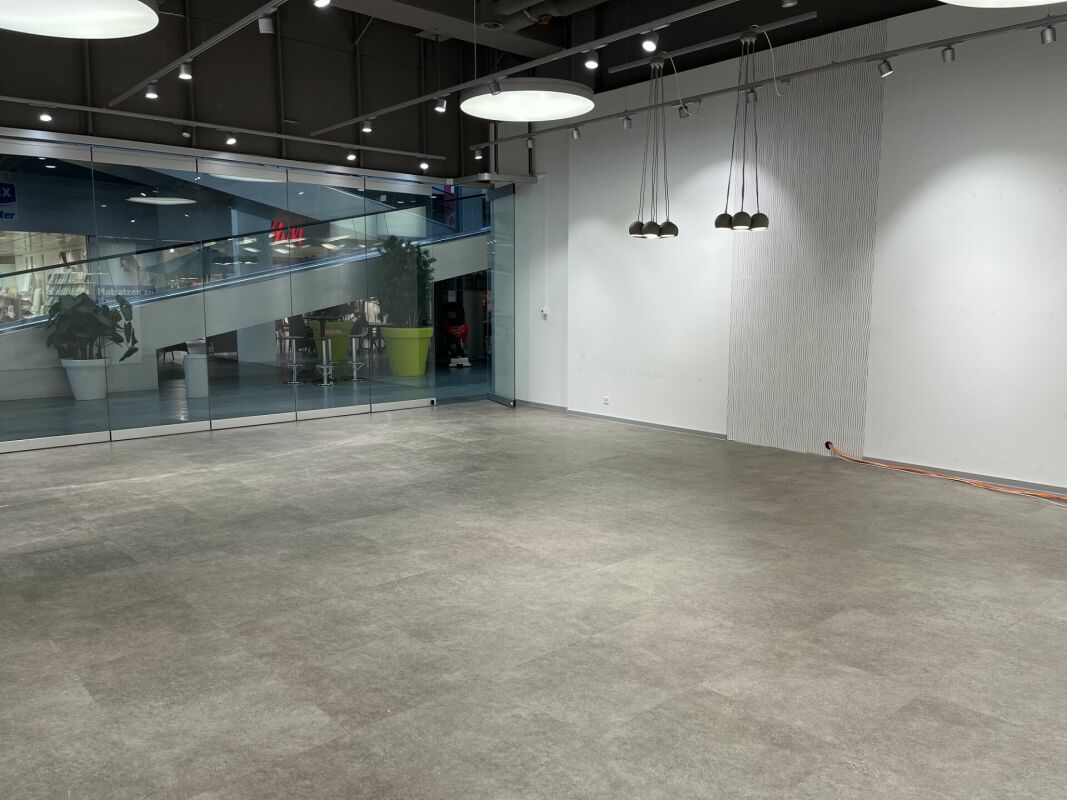 Attractive sales and service area for rent