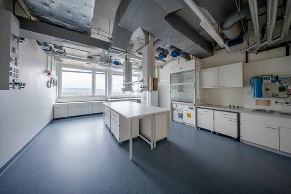 Entdecken Sie die Zukunft der Forschung: Hochmoderne Laborflächen für bahnbrechende Innovationen. 2