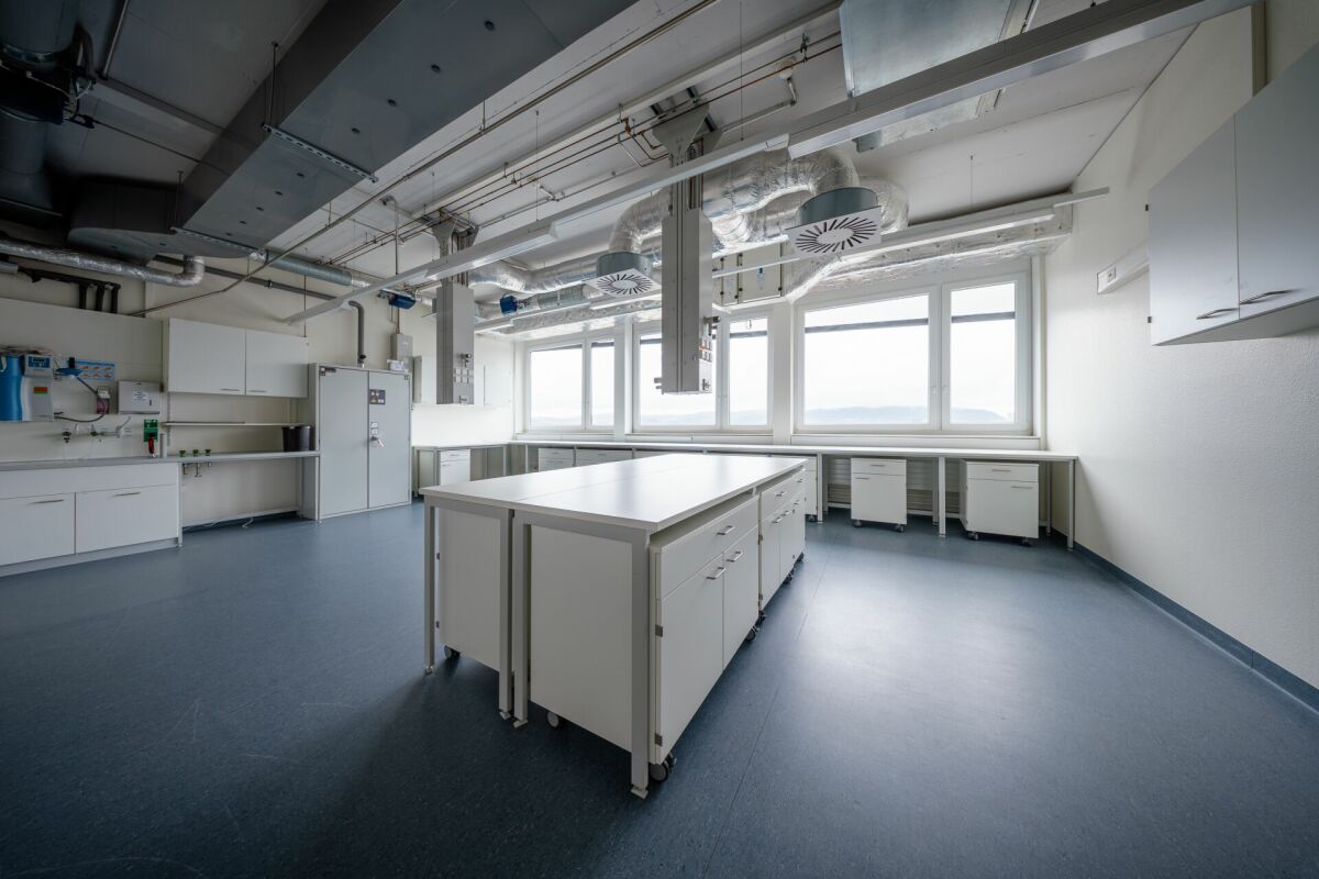 Entdecken Sie die Zukunft der Forschung: Hochmoderne Laborflächen für bahnbrechende Innovationen.