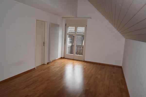 Galeriewohnung mit Cheminée und 2 Balkone im Herzen von Bülach 3