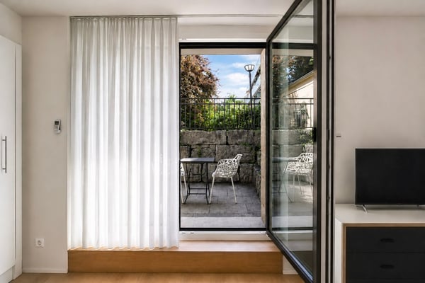 BE24 – Grosszügiges Studio mit Terrasse an der Bellariastrasse 36, Zürich 12