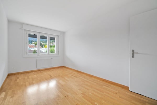 Herrliche und grosse 4- Zimmerwohnung mit Balkon an der Hauptstrasse 4